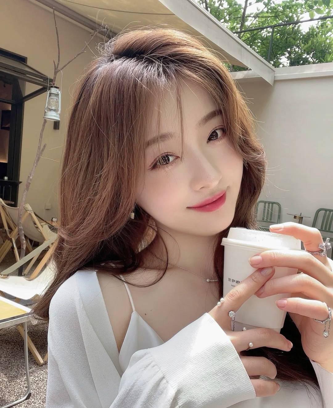 青春纯妹，年轻水灵灵，让你一次性爱个